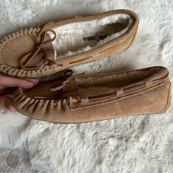 Minnetonka Tan Suede Leather Chrissy‎ Moccasin Slippers Womens 6 - Picture 3 of 6